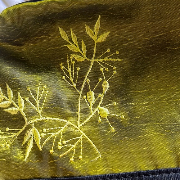 Beautiful hand-embroidered handbag in rich green color - Picture 16 of 16